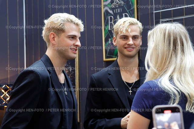 76. Frankfurter Buchmesse Impressionen | 18.10.2024 Heute ab 14 Uhr für alle geöffnet 76. Buchmesse Frankfurt Halle 1.2 New Adults hier Zwillinge Julian und Luka von GNT Germany next Topmodel am Stand von Wondaversum verteilen Signierkarten weil sie Figuren bei "VERY BAD KINGS" ähneln (Foto: Peter Henrich) - Realisiert mit Pictrs.com