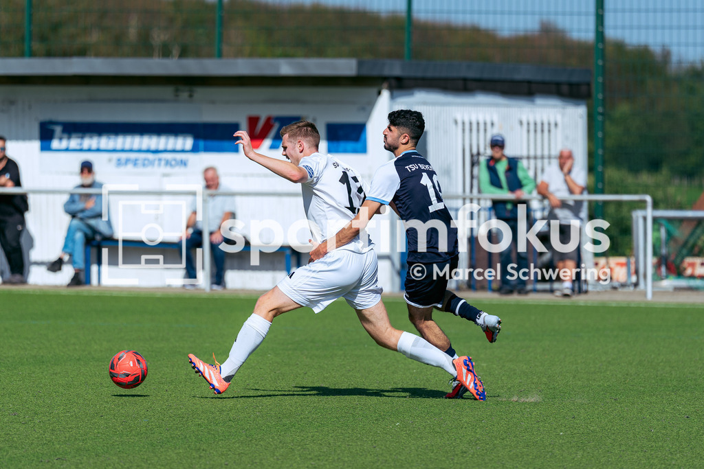 SV Jägerhaus-Linde – TSV Beyenburg | Marius Schubert (13, SV Jägerhaus-Linde) im Zweikampf gegen  Kreisliga A: SV Jägerhaus-Linde gegen Ahmad Omar (19, TSV Beyenburg).  TSV Beyenburg, Wuppertal, 27.09.2026. Endstand: 1:2 (0:1). sportimfokus / Marcel Schwering - Realisiert mit Pictrs.com