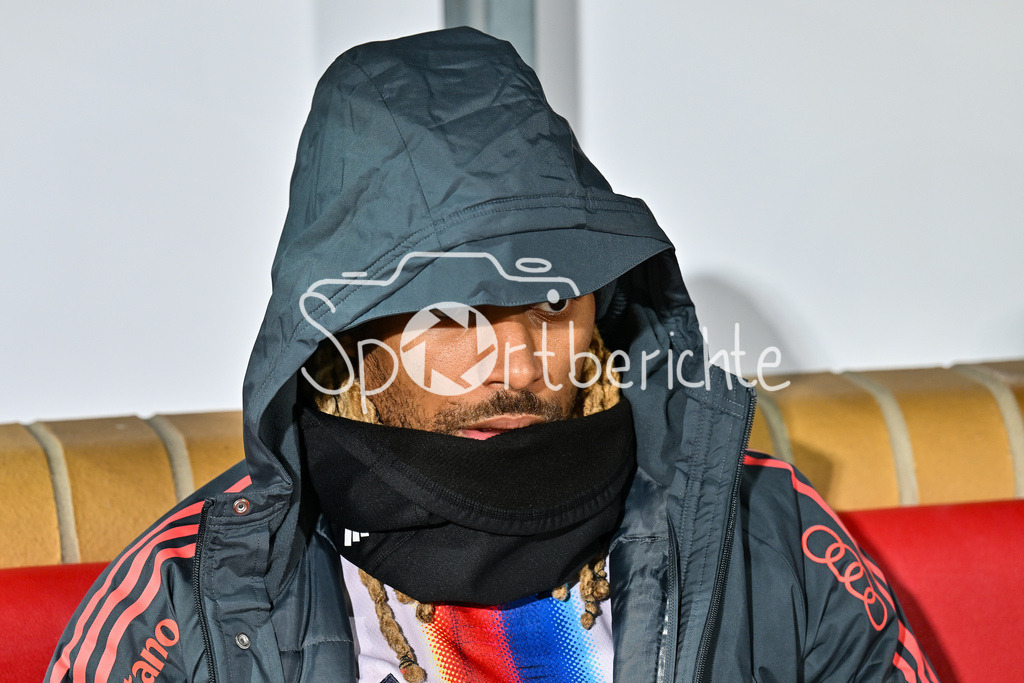 1. FC Union Berlin - FC Bayern München | BERLIN, GERMANY - 03. DECEMBER: im Bild Sascha BOEY (FC Bayern Munich 23) vor dem Match zwischen dem 1. FC Union Berlin und dem FC Bayern München beim Achtelfinale des DFB-Pokales im Stadion an der alten Försterei