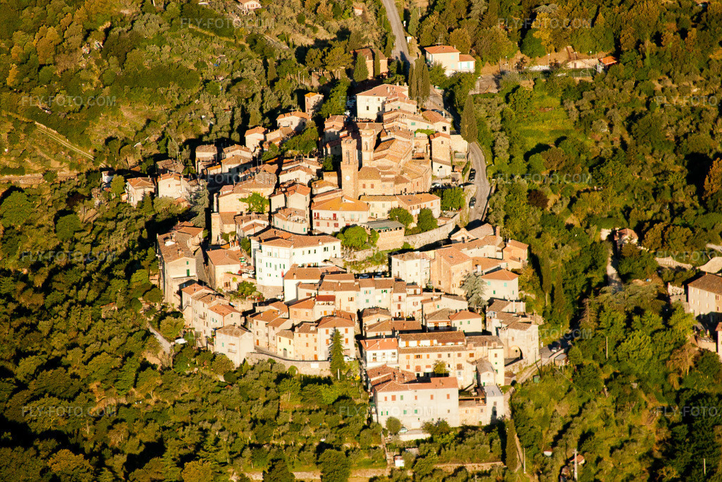 Aerial view: Old town area and city center in Lucignano in the state Arezzo, Italy. – Photo: IMG_28120.jpg taken on 06/01/2010 by Werner Riehm/FLY-FOTO.com – Resolution of the original: 4752 x 3168 px