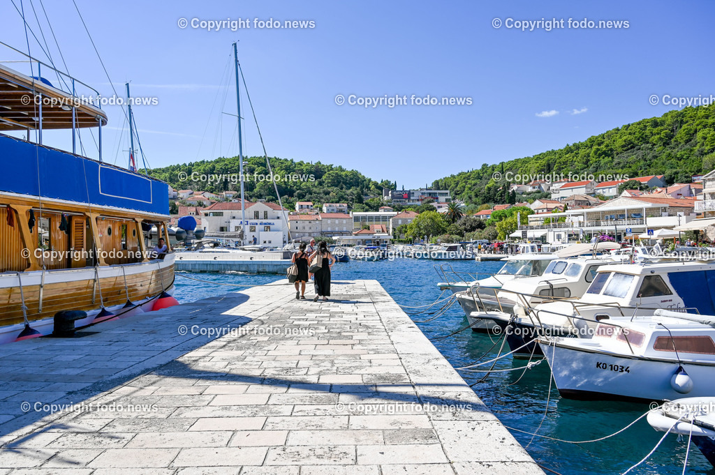Kroatien_ Korcula_ Insel in Sueddalmatien_ Korcula Stadt_ 13.09.2024-108 | 13.09.2024, Kroatien, HRV, Korcula, Insel in Sueddalmatien, Korcula Stadt im Bild Hafen, Hafenansichten, Boot, Boote, Schiff, Schiffe, Gebauede, Adria, Meer, Stadtansichten, Altstadt, Marco Polo, Museum, Touristen, Souvenier, Restaurant, KonobaKorcula - Schwarzes Korfu - benannt nach den dunklen Kiefernwaeldern, ist eine zu Kroatien gehoerende Insel in der Adria vor der Kueste Sueddalmatiens. Zugleich ist sie Teil des Dinarischen Gebirges. Quelle: Wikipedia