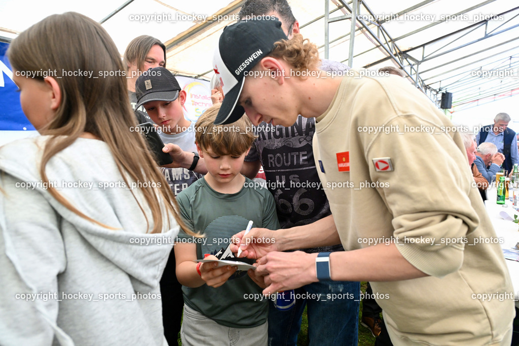 Empfang Daniel Tschofenig | Daniel Tschofenig schreibt Autogramme, Empfang Daniel Tschofenig, Empfang Daniel Tschofenig am 10.05.2025 in Hohenthurn (Mehrzweckhaus Hohenthuurn), Austria, (Photo by Bernd Stefan)