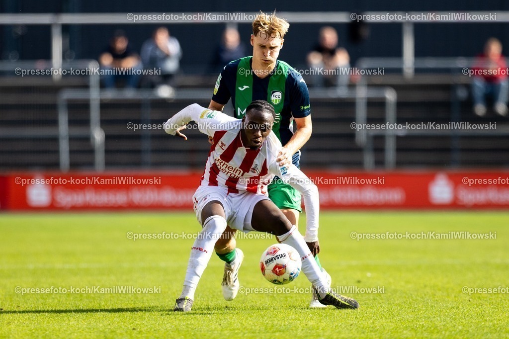 xKWI27092501025 | 27.09.2025, xkwix, Fußball, Regionalliga West, 1. FC Köln U23 - FC Gütersloh, Geißbockheim Franz-Kremer-Stadion: Safyan Toure (1. FC Köln U23 #19) im Zweikampf gegen Leo Weichert ( FC Gütersloh #36 )