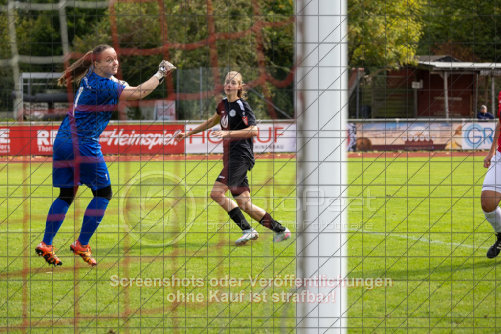 20250928_130946_0148 | #,1.FC Donzdorf (schwarz) vs. TV Derendingen (rot), Fussball, Frauen-Verbandsliga Württemberg, 03. Spieltag, Saison 2025/2026, Rasenplatz Lautertal Stadion, Süßener Straße 16, 73072 Donzdorf, 28.09.2025 - 13:00 Uhr,Foto: PhotoPeet-Sportfotografie/Peter Harich