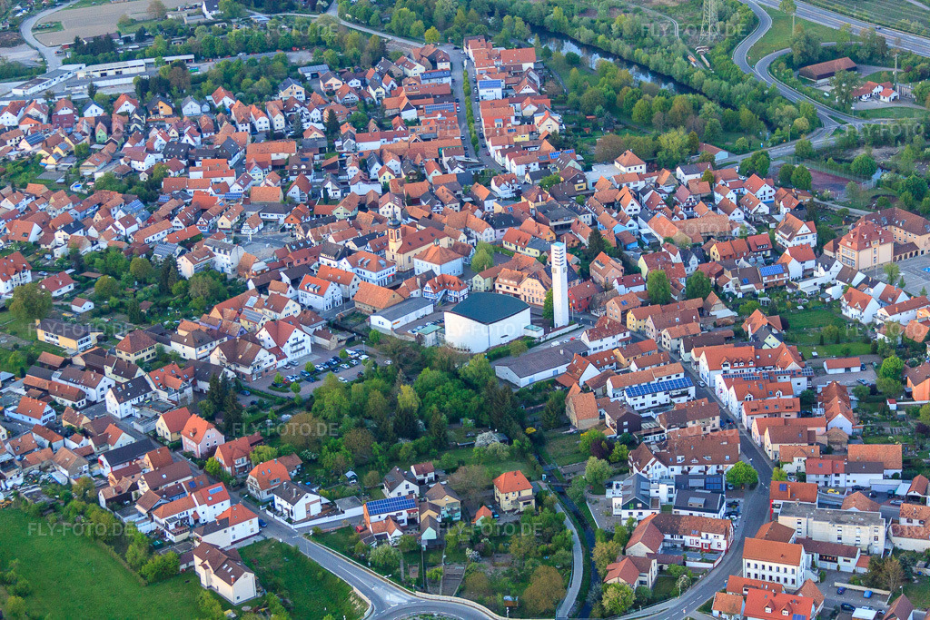 Luftbild: Alt-Wörth mit Luitpoldstraße und Pfarrkirche St. Ägidius in Wörth am Rhein im Bundesland Rheinland-Pfalz in Deutschland. Foto: IMG_64481.jpg vom 17.04.2014 durch Werner Riehm/FLY-FOTO.de