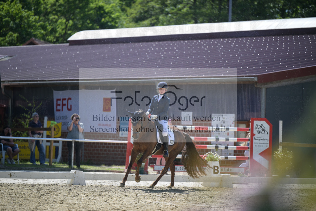 DOS_9968 | Entdecke hochwertige Reitturnierfotos von Foto Oger. Professionell, emotional und authentisch – jetzt Lieblingsmomente im Shop bestellen.Deutschlandweite Turnierfotografie. - Realisiert mit Pictrs.com