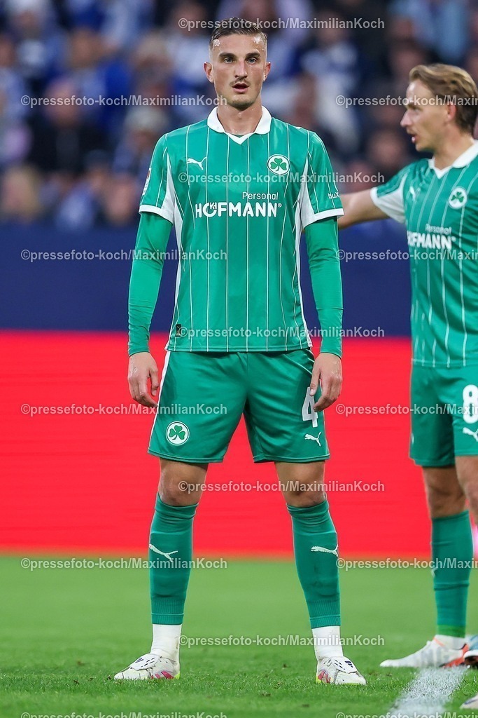 S0426092501109 | 25.09.2025, Fußball, FC Schalke 04 - SpVgg Greuther Fürth, 7.Spieltag, 2. Fußball Bundesliga, Veltins-Arena Gelsenkirchen, Saison 2025 2026: Philipp Ziereis (Greuther Fürth #04) DFB regulations prohibit any use of photographs as image sequences and or quasi-video.