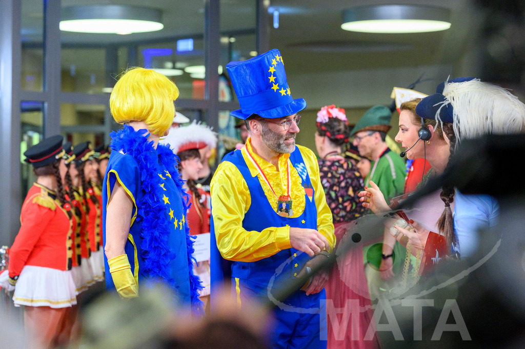 _DWA1477 | Fraktionsvorsitzende der Europaeischen Volkspartei (EVP) im Europaeischen Parlament, Manfred Weber mit seiner Gattin Andrea bei der TV-Sendung Fastnacht in Franken 2024. Veitshöchheim, 02.02.2024 Bayern Deutschland - Realisiert mit Pictrs.com