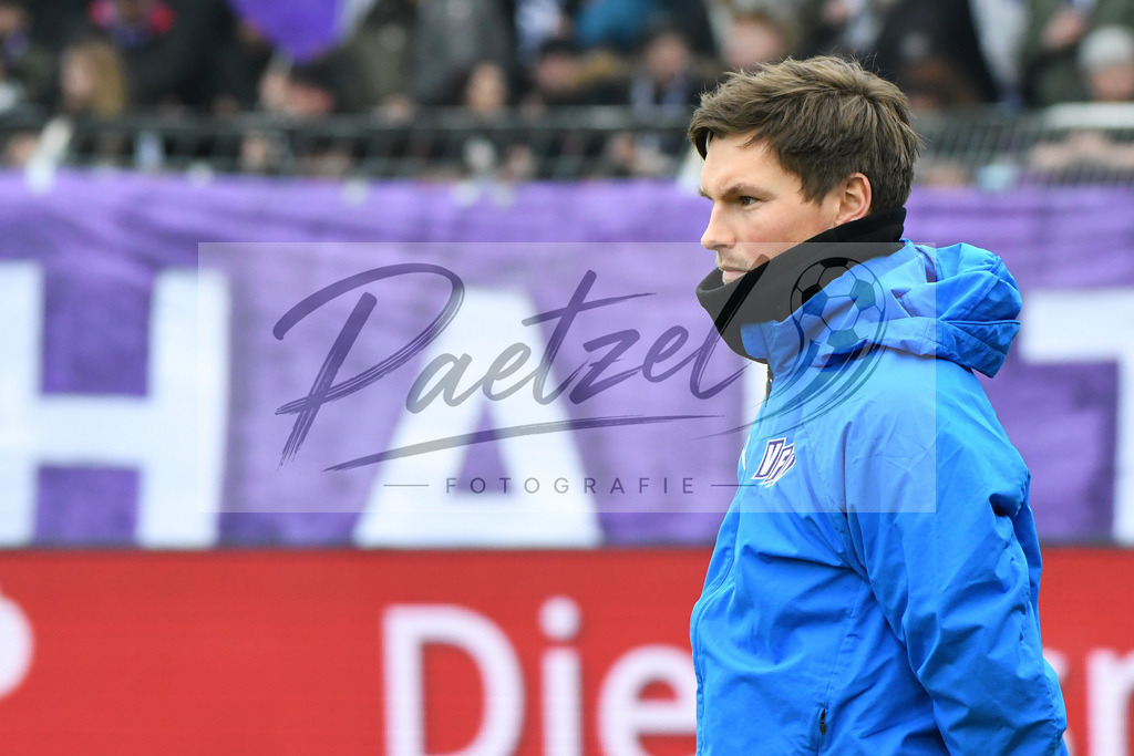 20200208_OSNFCN_0024 | Fußball, Herren: Co-Trainer Merlin Polzin (VfL Osnabrueck) schaut waehrend des Spiels der 2. Bundesliga zwischen VfL Osnabrueck und 1. FC Nuernberg im Stadion an der Bremer Bruecke am 08.02.2020 in Osnabrueck, Deutschland.DFB / DFL REGULATIONS PROHIBIT ANY USE OF PHOTOGRAPHS AS IMAGE SEQUENCES AND/OR QUASI-VIDEO. - Realisiert mit Pictrs.com