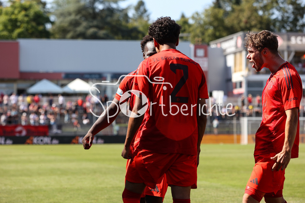 FC Würzburger Kickers - FC Bayern Amateure | Jubel nach dem Treffer zum 1-2 durch Nestory IRANKUNDA (FC Bayern München II #7) / Freude / Happy / Flick Flack / Salto / Regionalliga Bayern: FC Würzburger Kickers - FC Bayern München II, AKON Arena am 24.08.2024