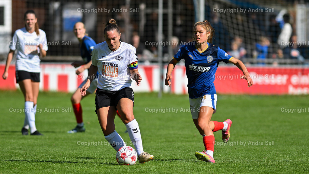 Holstein Kiel vs SV Henstedt-Ulzburg | Zoe Tolksdorf (Holstein #14) vs Malin Hegeler (SVHU #4) / Fußball-Regionalliga Nord Frauen 2025/2026 / Holstein Kiel vs SV Henstedt-Ulzburg / Waldwiese / Kiel / 14.09.25 - Realisiert mit Pictrs.com
