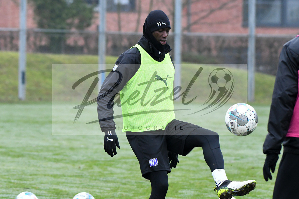 20200125_TRAOSN_0011 | Fußball, Herren: Assan Ceesay (VfL Osnabrück) in Aktion, am Ball, Einzelaktion beim Training des VfL Osnabrück am 25.01.2020 im Sportpark Illoshöhe in Osnabrück, Deutschland.(Foto von Nico Paetzel) - Realisiert mit Pictrs.com