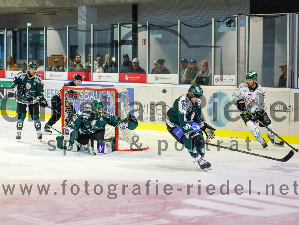 2025-09-21_077_TSV_Erding_gegen_Hoechstadter_Alligators | Erding, Deutschland, 21.09.2025:Eishockey, Oberliga Süd 2025 / 2026, 2. Spieltag, TSV Erding gegen Höchstadter Alligators, Endergebnis: 3:4Thomas Brandl (Erding Gladiators, #12), Torwart David Zabolotny (Erding Gladiators, #72), Jesse Kauhanen (Erding Gladiators, #4)Foto: Christian Riedel / fotografie-riedel.net