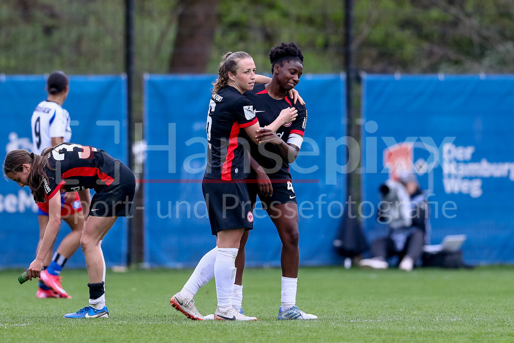 Fussball, 2. Frauen-Bundesliga, Hamburger SV - Eintracht Frankfurt II | v.li.: Michaela Specht (Eintracht Frankfurt II, 6) tröstet Eigentorschützin Emily Wallrabenstein (Eintracht Frankfurt II, 4) nach dem Abpfiff, Spielende, Eigentor, Niederlage, DIE DFB-RICHTLINIEN UNTERSAGEN JEGLICHE NUTZUNG VON FOTOS ALS SEQUENZBILDER UND/ODER VIDEOÄHNLICHE FOTOSTRECKEN. DFB REGULATIONS PROHIBIT ANY USE OF PHOTOGRAPHS AS IMAGE SEQUENCES AND/OR QUASI-VIDEO.