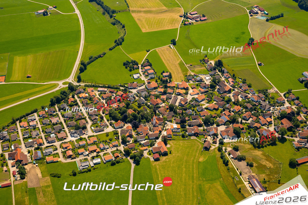 Das Luftbild zeigt : Oberthingau Unterthingau - Die Luftaufnahme wurde 2024 vom UL-Flugzeug aus erstellt ( keine Drohne ) - Hochauflösende Luftaufnahme - Für grossformatige Ausdrucke geeignet. Die Geschenkidee !Mit Lizenz und Bildrechte bestellbar