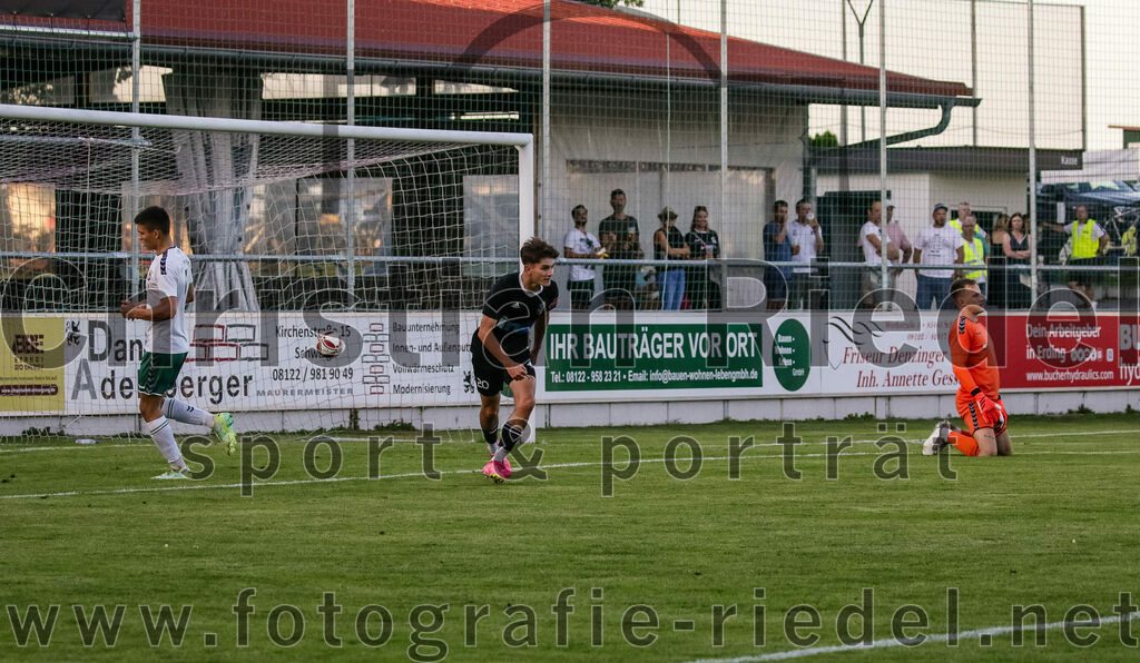2023-08-18_050_FC_Schwaig_gegen_TSV_Kastl | Oberding, Deutschland, 18.08.2023:
Fußball, Landesliga Südost 2023 / 2024, 7. Spieltag, FC Schwaig gegen TSV Kastl, Endergebnis: 2:2

Tor zum 0:1 durch Sebastian Spinner (TSV Kastl, #10)
Roman Mavdryk (FC Schwaig, #3), Samuel Zwislsperger (TSV Kastl, #20), Torwart Franz Hornof (FC Schwaig, #1)

Foto: Christian Riedel / fotografie-riedel.net