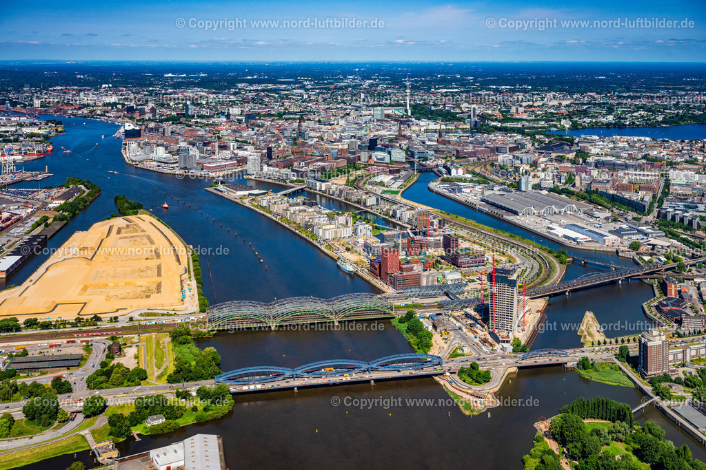 Hamburg_Baakenhafen_Hafencity_ELS_0304200625 | HAMBURG 20.06.2025 Fluß - Brückenbauwerk Elbbrücken - Norderelbbrücke über die Ufer der Elbe in Hamburg. // River - bridge structure Elbbruecken - Norderelbbruecke on the banks of the Elbe in Hamburg. Foto: Martin Elsen