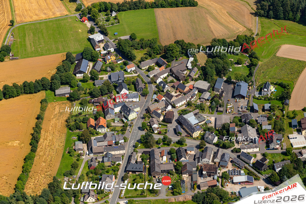 Die Luftaufnahme Bernstein - Wunsiedel wurde 2021 mittels Flugzeug (keine Drohne) erstellt. Hohe Auflösung -für große Poster und Wandbilder geeignet!