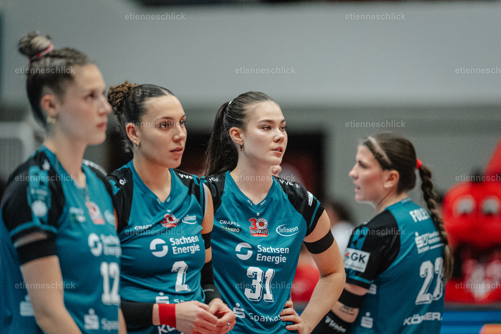 Dresdner SC - Binder Blaubären TSV Flacht, DEKRA 1. Bundesliga Frauen, Volleyball | Im Bild: v.l. Mette Marleen Pfeffer (12, Dresdner SC), Raeven Chase (2, Dresdner SC), Florentine Rosemann (31, Dresdner SC), Mackenzie Foley (23, Dresdner SC)24.10.2026, Dresdner SC -  Binder Blaubären TSV Flacht, DEKRA 1. Bundesliga Frauen, Volleyball, Deutschland, Dresden, Cyberport Arena