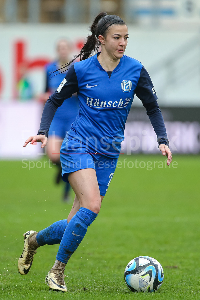 Fussball, 2. Frauen-Bundesliga, SV Meppen - Hamburger SV | v.li.: Vildan Kardesler (SV Meppen, 27) am Ball, Einzelbild, Ganzkörper, Aktion, Action, Spielszene, DIE DFB-RICHTLINIEN UNTERSAGEN JEGLICHE NUTZUNG VON FOTOS ALS SEQUENZBILDER UND/ODER VIDEOÄHNLICHE FOTOSTRECKEN. DFB REGULATIONS PROHIBIT ANY USE OF PHOTOGRAPHS AS IMAGE SEQUENCES AND/OR QUASI-VIDEO.