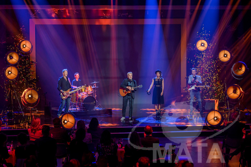 _DWI6049 | Werner Schmidbauer und Band bei '30 Jahre Sternstunden-Gala 2023' in der Frankenhalle. Nürnberg, 15.12.2023 - Realisiert mit Pictrs.com