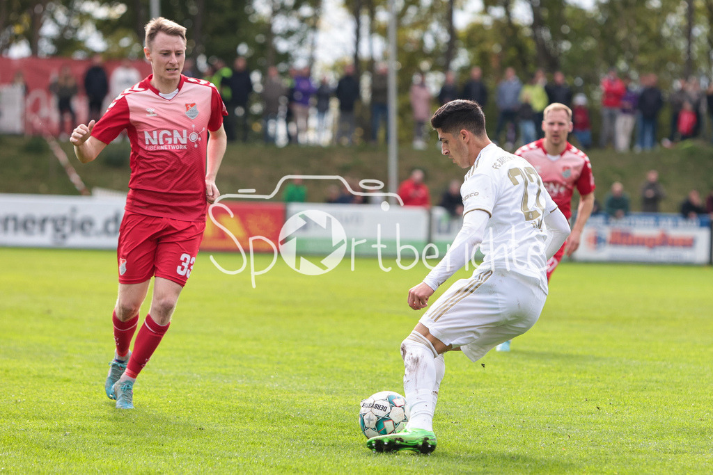 TSV Aubstadt - FC Bayern Amateure | Christiopher BIEBER (TSV #33) im Duell mit Grant-Leon RANOS (FCB #22)