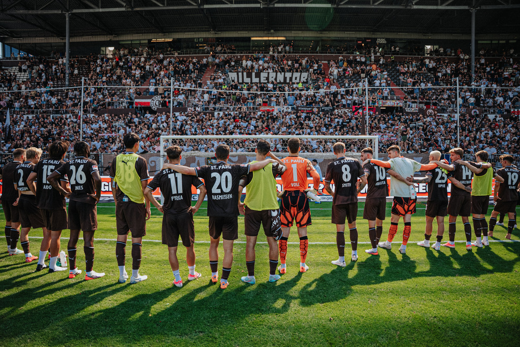 FCSP_YD-0267 | Der offizielle Shop für FC St. Pauli Fotos. Wähle aus Spielszenen & Fanmomenten dein FCSP Wunschformat. Wir liefern Millerntor-Atmosphäre.