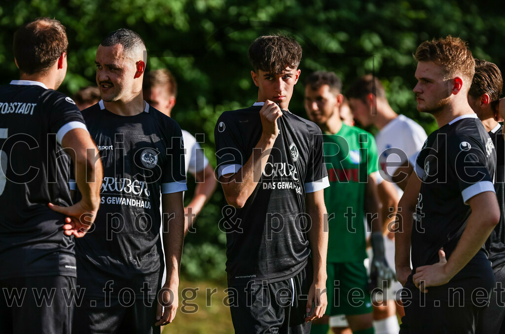 2023-07-18_016_FC_Herzogstadt_gegen_FC_Eitting | Erding, Deutschland, 18.07.2023:
Fußball, TOTO Pokal 2023 / 2024, 1. Spieltag, FC Herzogstadt gegen FC Eitting, Endergebnis: 2:4 n.E.

Christoph Greckl (FC Herzogstadt, #5), Maximilian Niedermair (FC Herzogstadt, #15), Emil Schwarz (FC Herzogstadt, #11)

Foto: Christian Riedel / fotografie-riedel.net