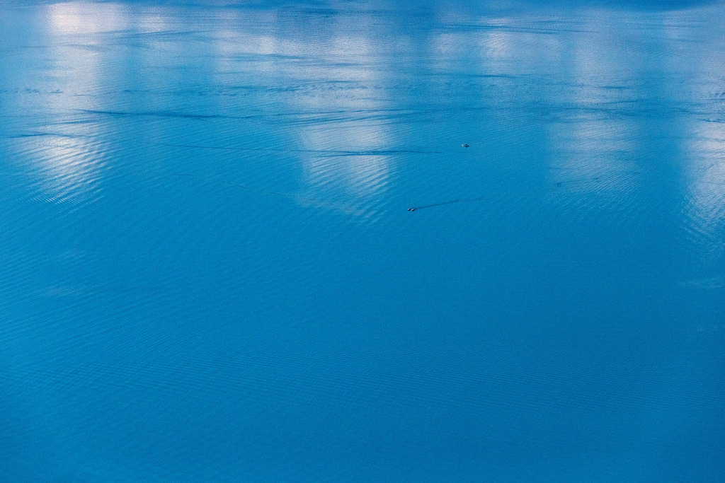 dr__0077120.jpg | CHIEMSEE 06.09.2021 Motorboot - Schnellboot in Fahrt in Gstadt am Chiemsee im Bundesland Bayern, Deutschland. // Motorboat - speedboat in motion in Gstadt am Chiemsee in the state Bavaria, Germany. Foto: Daniel Reiter
