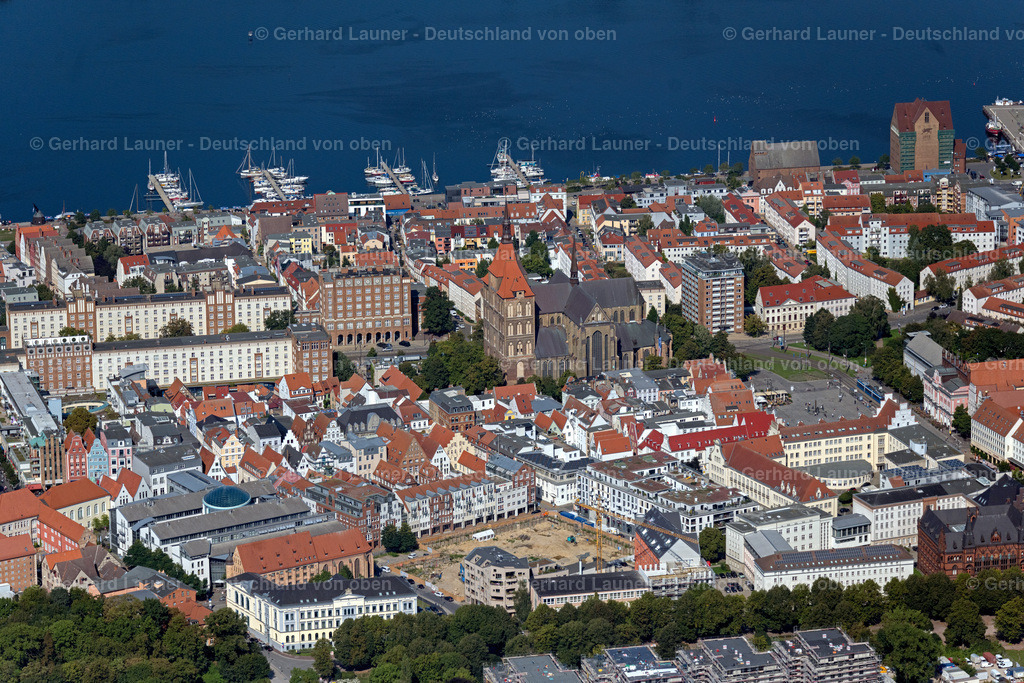 4062076 | ROSTOCK 08.09.2021 Altstadtbereich und Innenstadtzentrum am Ufer der Unterwarnow in Rostock im Bundesland Mecklenburg-Vorpommern, Deutschland. // Old Town area and city center in Rostock in the state Mecklenburg - Western Pomerania, Germany. Foto: Gerhard Launer