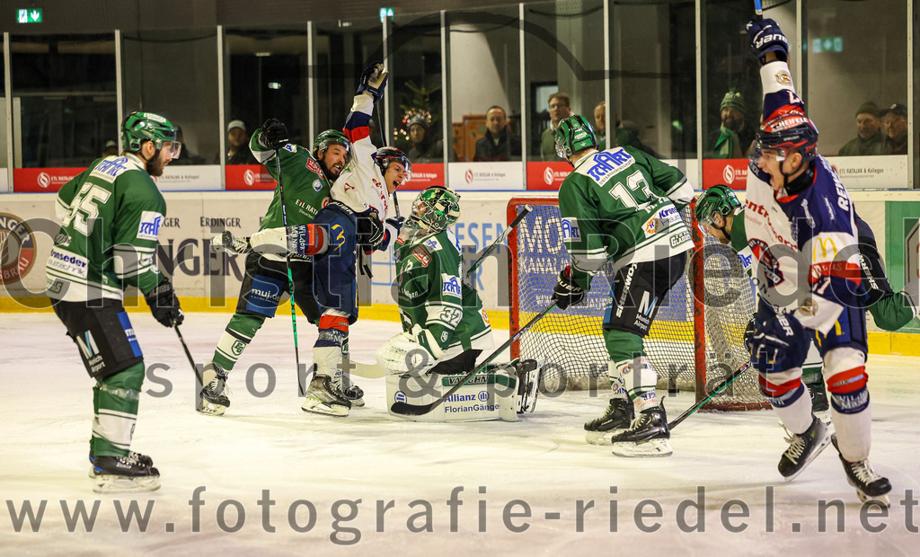 2024-01-05_023_TSV_Erding_gegen_VfE_Ulm-Neu-Ulm | Erding, Deutschland, 05.01.2024:
Eishockey, Bayernliga Vorrunde 2023 / 2024, 22. Spieltag, TSV Erding gegen VfE Ulm/Neu-Ulm, Endergebnis: 7:6

Petr Pohl (Erding Gladiators, #55), Rudolf Lorenz (Erding Gladiators, #91), Torwart Dimitri Pätzold (Erding Gladiators, #32), Michael Franz (Erding Gladiators, #13)

Foto: Christian Riedel / fotografie-riedel.net