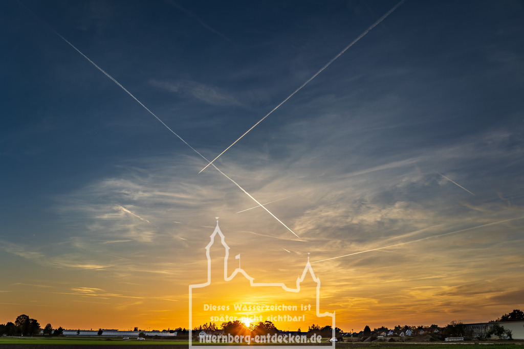 Knoblauchsland Nürnberg-Fürth | Flugverkehr im Himmel über dem Knoblauchland  mit zahlreichen kreuzenden Kondensstreifen über dem fränkischen Abendhimmel. Das Knoblauchsland ist bekannt für seine stadtnahen Gemüseanbau und die Versorgung der Region mit frischen Gemüse. - Realisiert mit Pictrs.com