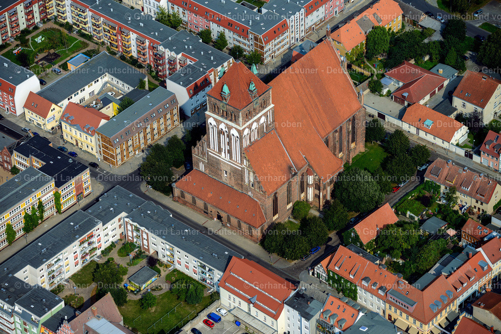 3292109 | GREIFSWALD 08.09.2021 Blick auf die evangelische St.-Marienkirche im Zentrum der Hansestadt Greifswald im Bundesland Mecklenburg-Vorpommern. Weiterführende Informationen bei: Evangelische Kirchengemeinde St. Marien Greifswald. // View of the Evangelical St. Mary's Church in Greifswald in Mecklenburg-West Pomerania. Further information at: Evangelische Kirchengemeinde St. Marien Greifswald. Foto: Gerhard Launer