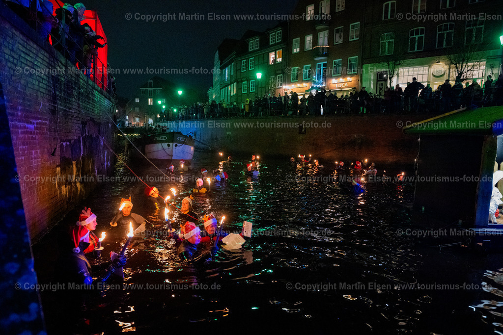Stade Weihnachtsmarkt Fackelschwimmer DLRG_ELS_7843161223 | Stade DLRG Fackelschimmen 3.Advent - Realisiert mit Pictrs.com