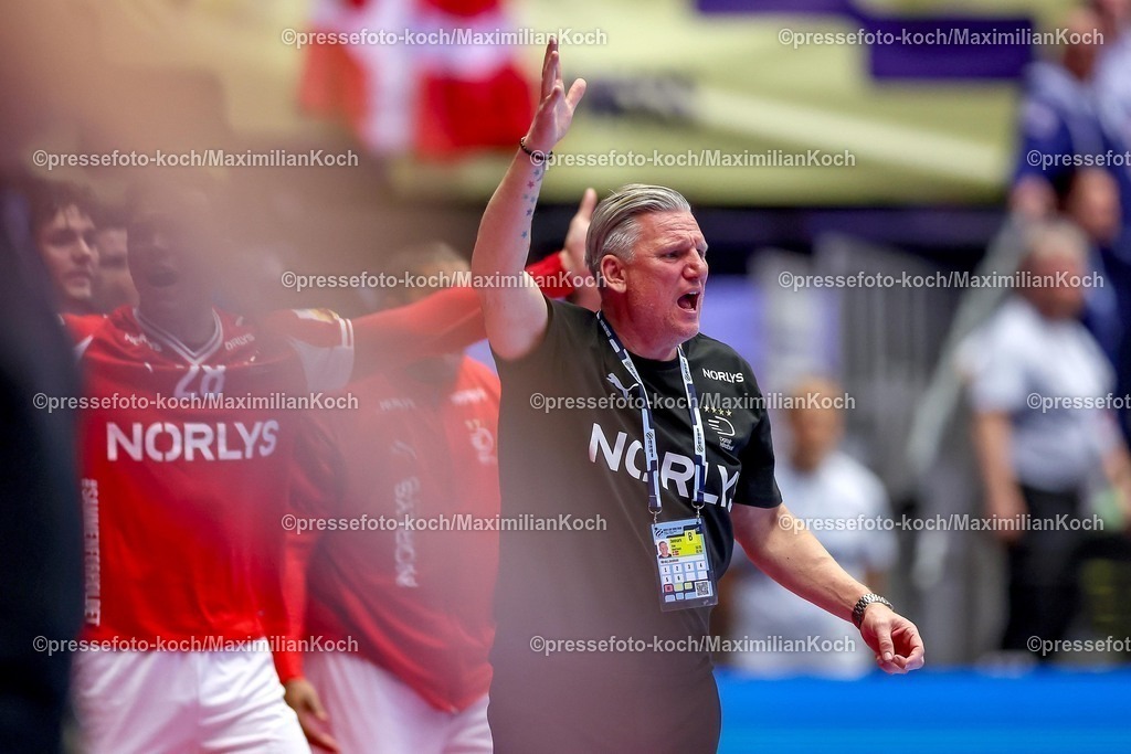 EHF20012602096 | 20.01.2026, Handball, Men's EHF EURO 2026, Dänemark - Portugal, Jyske Bank Boxen in Herning, Dänemark, Preliminary Round:  Headcoach Nikolaj Jacobsen (Denmark #hc) gestikulierend am Spielfeldrand  nach Foulspiel von  Victor Manuel Iturriza Alvarez (Portugal #08) an  Mathias Gidsel (Denmark #19) 