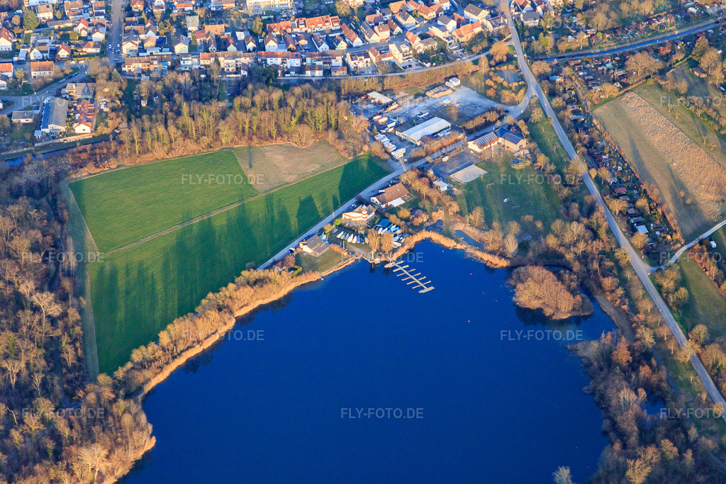 Luftbild: Bootsteg am Baggersee Rohrköpfle des Surfclub Linkenheim und Segel Club Linkenheim e.V. im Ortsteil Linkenheim in Linkenheim-Hochstetten im Bundesland Baden-Württemberg in Deutschland. Foto: IMG_145532.jpg vom 07.03.2025 durch Werner Riehm/FLY-FOTO.deWWW.SURFCLUB-LIHO.DE
