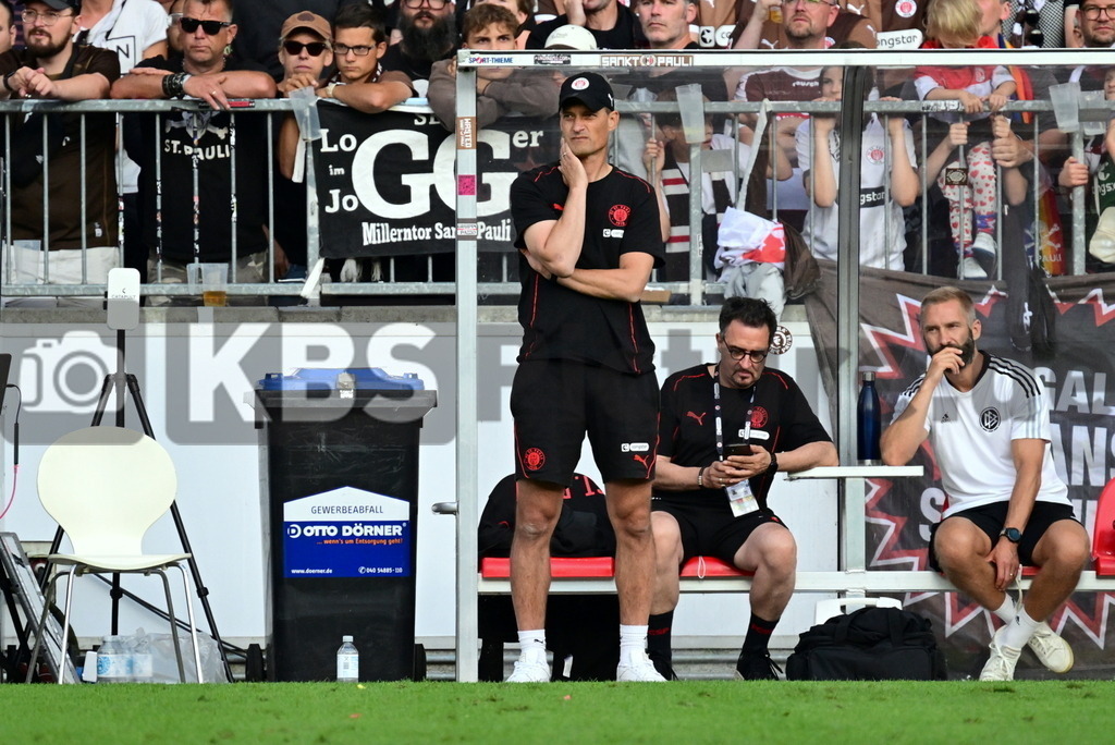 KBS Picture_FCStPauli-Heidenheim_078 | Blessin Alexander Trainer (St.Pauli) kann es nicht fassen ,Sportplatz :  Millerntor Stadion, - Realisiert mit Pictrs.com