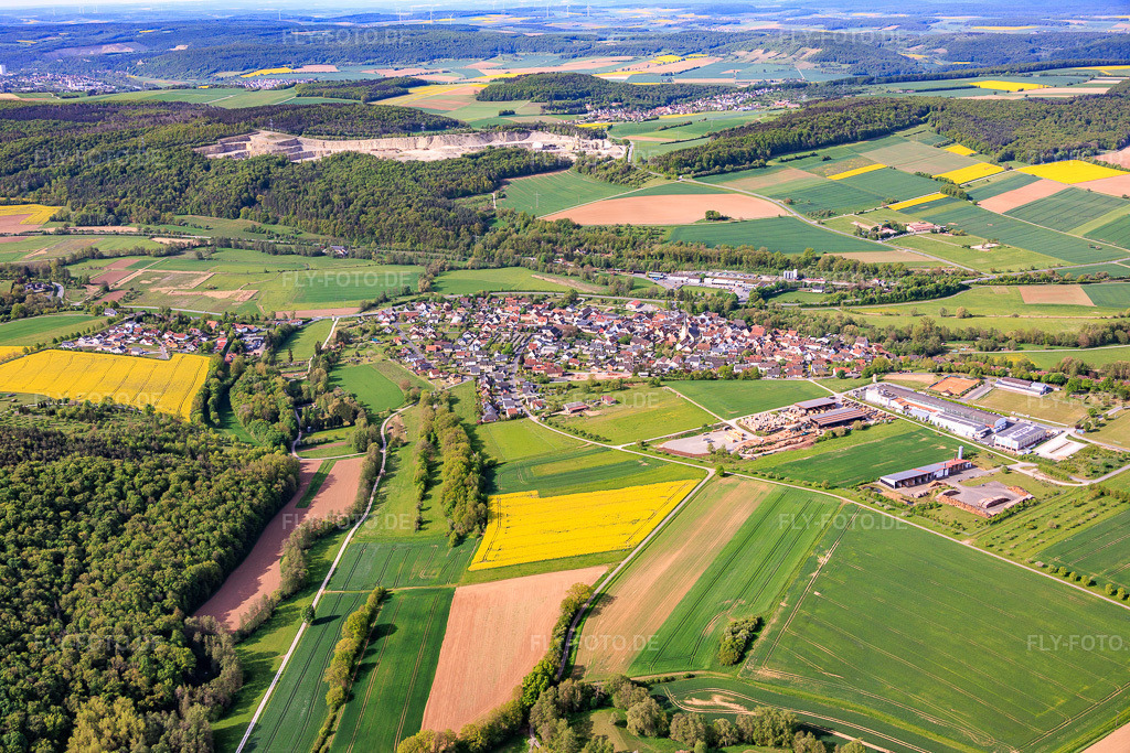 Luftbild: Dorfansicht von Nordosten mit Systec System Anlagetechnik GmbH & Co.KG in Gössenheim im Bundesland Bayern in Deutschland.Foto: IMG_156111.jpg vom 03.05.2026 durch Werner Riehm/FLY-FOTO.deAuflösung des Originals: 6000 x 4000 pxWWW.SYSTEC-GRUPPE.DE