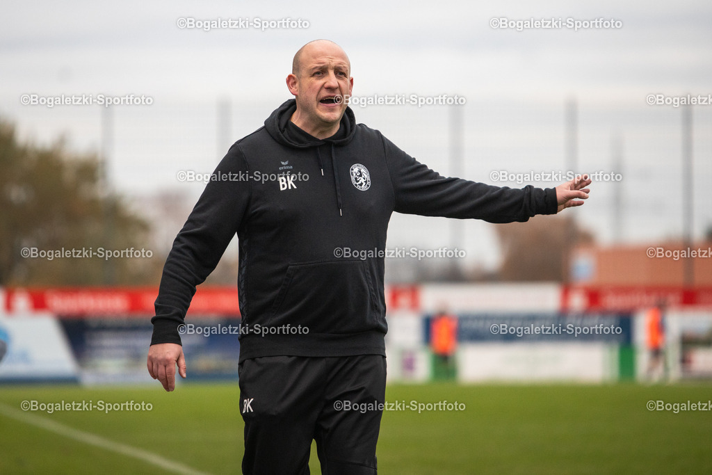 Trainer Bogdan Komorowski | 08.11.2025, Fußball, Regionalliga West, SSVg Velbert - SC Wiedenbrück: SSVg Velbert Trainer Bogdan Komorowski ist mit einer Entscheidung unzufrieden - Realisiert mit Pictrs.com