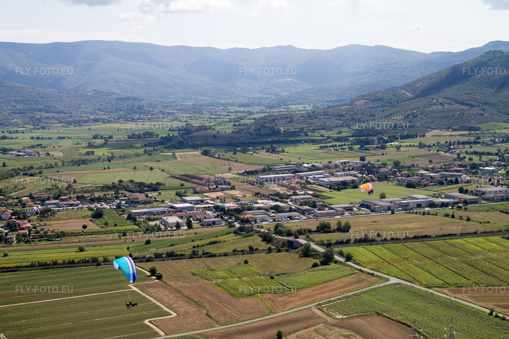 Vue aérienne: Vue de la ville à Ossaia dans le département Ombrie, Italie. Photo: IMG_43518.jpg prise le 26/07/2011 par Werner Riehm/FLY-FOTO.eu – Résolution de l'original: 4272 x 2848 px