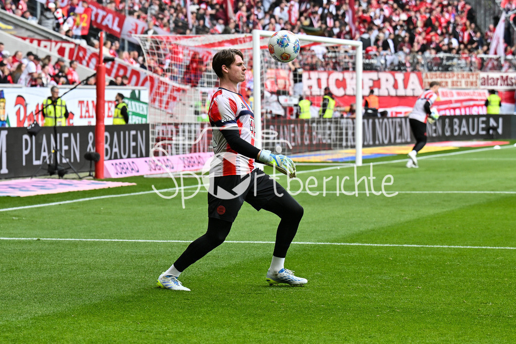 SC Freiburg - FC Bayern München | FREIBURG, GERMANY - 04. APRIL: im Bild Jonas Kurt URBIG (FC Bayern Munich 40) beim warmmachen vor dem Bundesligamatch zwischen dem SC Freiburg und dem FC Bayern München am 28. Spieltag im Europa-Park Stadion / DFL REGULATIONS PROHIBIT ANY USE OF PHOTOGRAPHS AS IMAGE SEQUENCES AND/OR QUASI-VIDEO