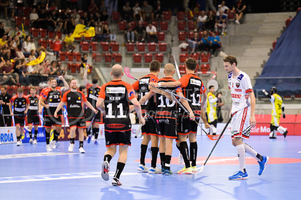 HC Rychenberg vs. Floorball Köniz - 28. August 2022 | HC Rychenberg vs. Floorball Köniz
AXA Arena, Winterthur
HCR gleicht mit Markus Lindgjerdet (#10 HC Rychenberg) umgehend aus.
Bild: Sportfotografie Markus Aeschimann | www.markus-aeschimann.ch - Realisiert mit Pictrs.com