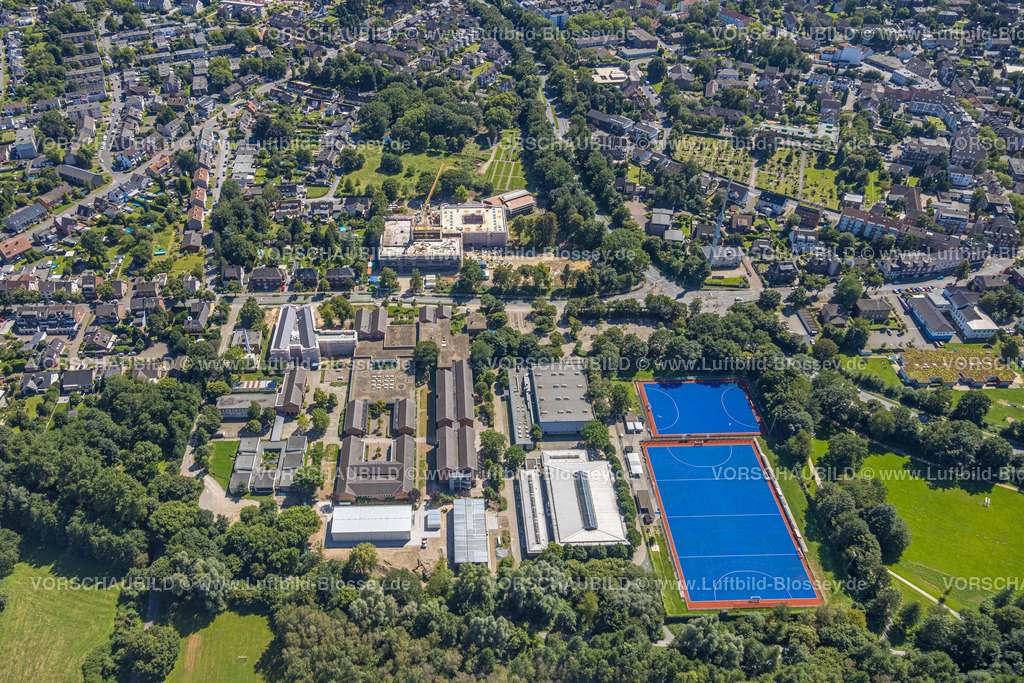 Dinslaken240803156 | Luftbild, Hiesfeld Schulzentrum mit Gesamtschule, Hauptschule  und Gustav-Heinemann-Gymnasium, Sporthallen und blaue Sportplätze, Baustelle Realschule und Gustav-Heinemann-Gymnasium Campus-Süd, Hiesfeld, Dinslaken, Ruhrgebiet, Nordrhein-Westfalen, Deutschland