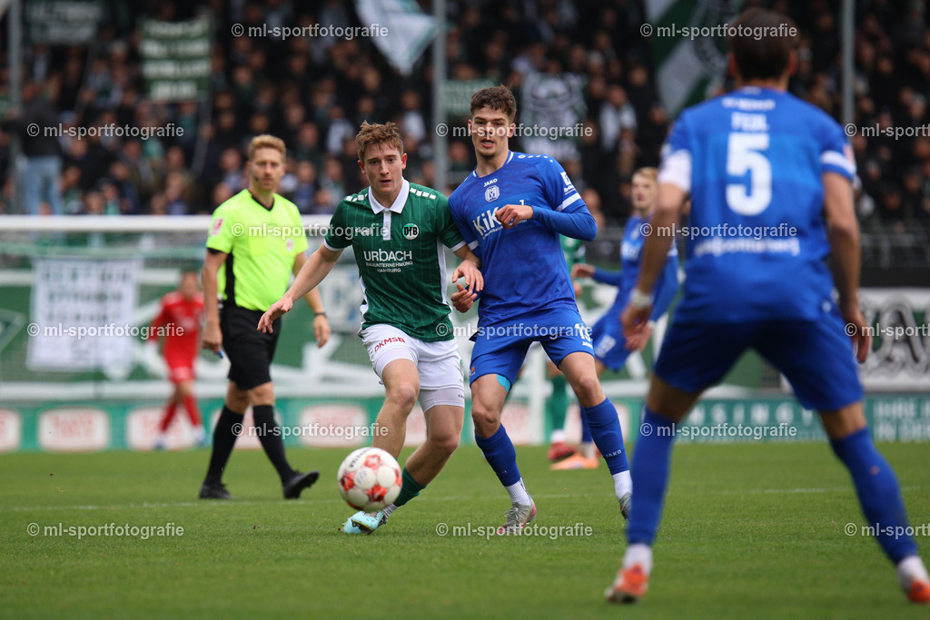 Fußball I Herren I Saison 2025/2026 I Regionalliga Nord I 19. Spieltag I VfB Lübeck - SV Meppen | Bjarne Michel Pfundheller (6, VfB Lübeck) im Zweikampf gegen Jonathan Wensing (13, SV Meppen) - Realisiert mit Pictrs.com