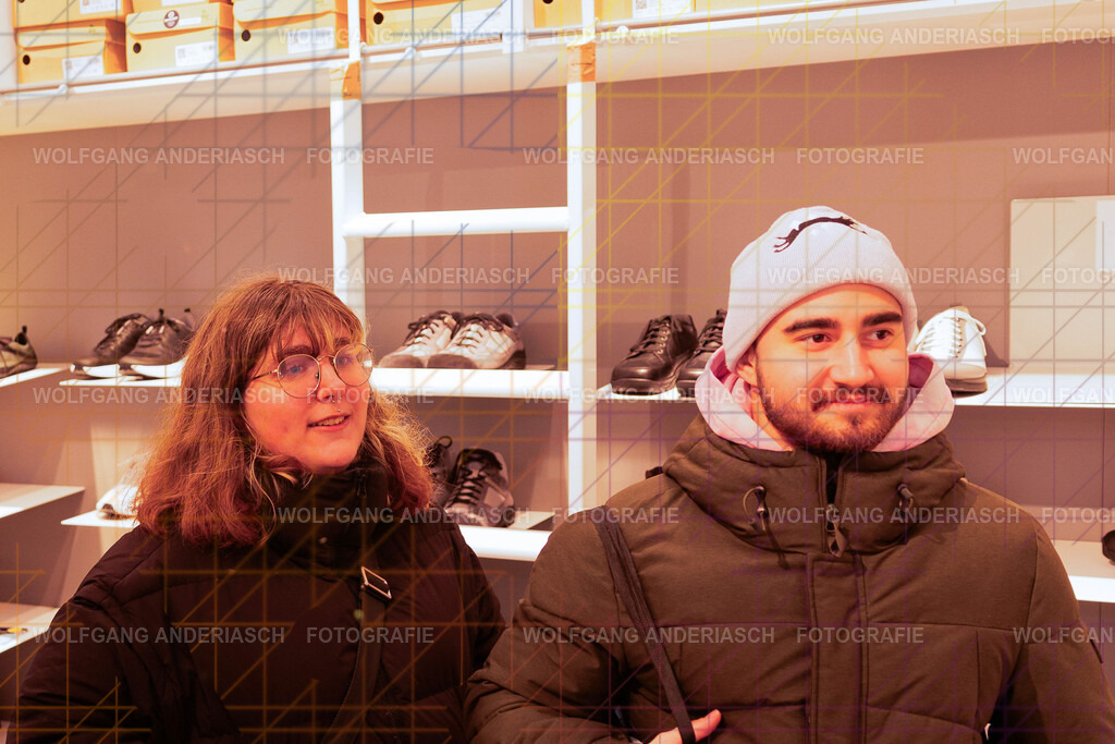 20251130-104815_Schmuck_R3A_0204_wa | Eine besondere Vernissage mitten im Flagship-Store von BÄR Schuhe in Frankfurt: Schmuck trifft auf orthopädische Schuhkunst, Design auf Wohlgefühl. Zwischen funkelnden Details und anatomischer Präzision entstand ein Abend voller Stil, Inspiration und echter Handwerksqualität. Ein herzliches Dankeschön an Alexandra Feirer für die großartige Gastfreundschaft und diesen stimmungsvollen Rahmen. - Realisiert mit Pictrs.com