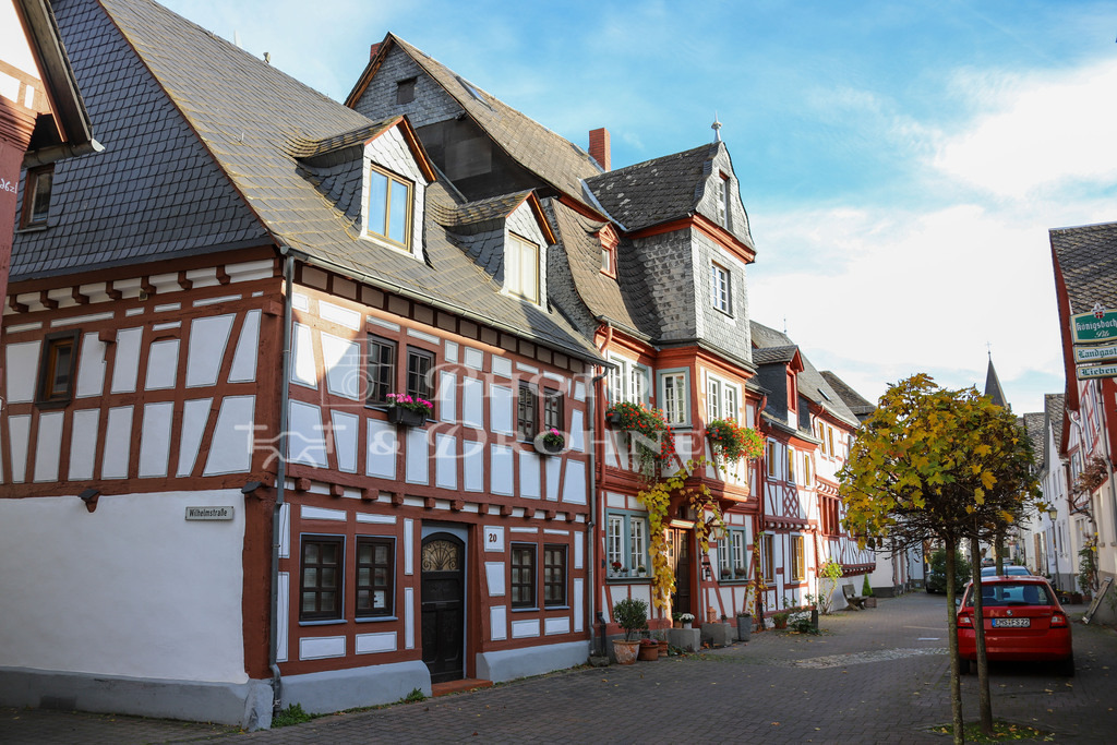 Osterspai-4564 | Osterspai ist ein kleiner Weinort auf der rechten Rheinseite zwischen Filsen und Braubach. Es gibt hier viele schöneund liebevoll restaurierte Fachwerkgebäude, der Ort bietet einiges an Fotomotiven. - Realisiert mit Pictrs.com