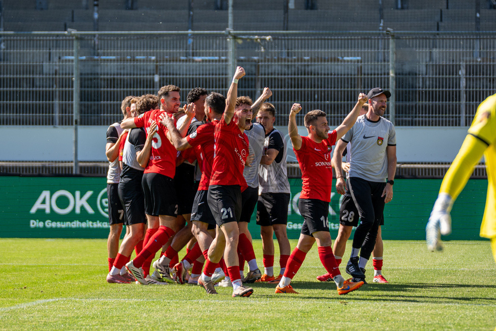 Stuttgarter Kickers vs. SG Sonnenhof Großaspach, Fussball, WFV-Pokal, Finale, 23.05.2026 | Kollektiver Torjubel nach Treffer durch Fabian Eisele (SG Sonnenhof Großaspach, #23) zum 0:2,Stuttgarter Kickers vs. SG Sonnenhof Großaspach, Fussball, WFV-Pokal, Finale, 23.05.2026