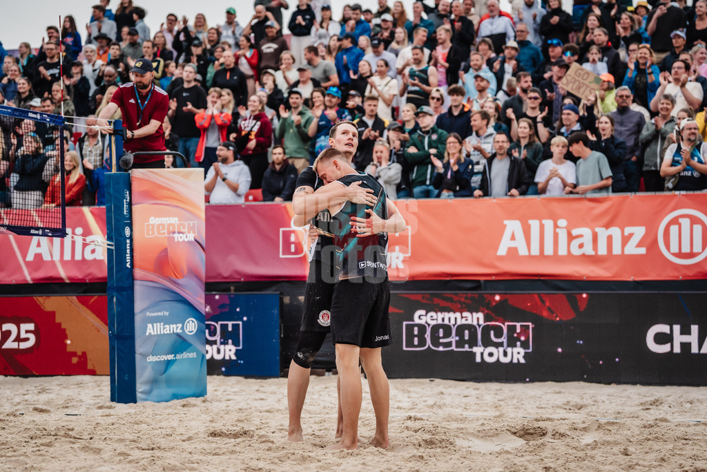 Beachvolleyball | Männer | Allianz German Beach Tour 2025 | Tourstop Bremen | 15.06.2025 | v.l. Robin Sowa und Jonas Reinhardt jubeln nach dem Turniersieg