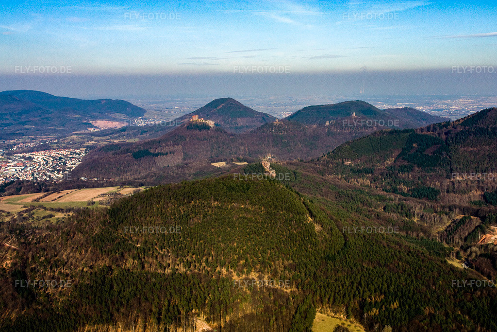 Luftbild: Burg Trifels von Westen im Ortsteil Bindersbach in Annweiler im Bundesland Rheinland-Pfalz in Deutschland. Foto: IMG_17440.jpg vom 21.03.2009 durch Werner Riehm/FLY-FOTO.de