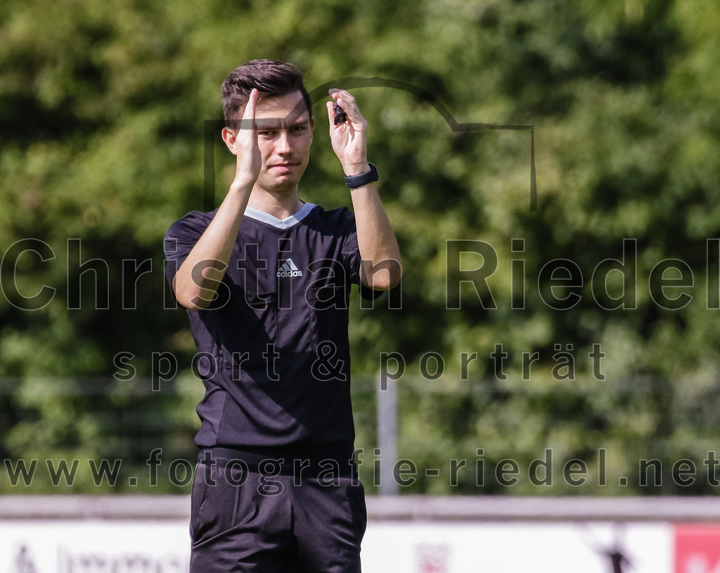 2023-08-26_034_TSV_Ebersberg_gegen_TSV_Oberpframmern | Ebersberg, Deutschland, 26.08.2023:
Fußball, Kreisliga 2023 / 2024, 2. Spieltag, TSV 1877 Ebersberg gegen TSV Oberpframmern, Endergebnis: 5:1

Schiedsrichter Florian Karbjinsky

Foto: Christian Riedel / fotografie-riedel.net